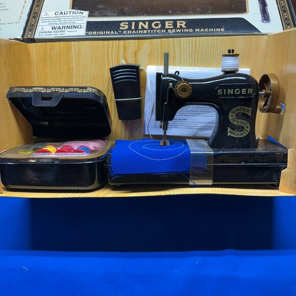 Singer sewing machine - Picture 1 of 5